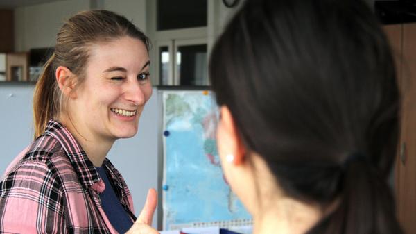 Freundin, Liebschaft, spontaner Flirt oder zur subtilen Gedankenübertragung. Mit dem Zuzwinkern kann man sich nicht nur begrüßen, sondern auch allerlei andere Informationen austauschen. Das Knifflige dabei: Der Gegenüber muss diese auch richtig deuten.