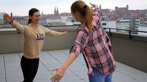 Eine Umarmung ohne Körperkontakt - auch das ist eine Alternative, um seine Zuneigung oder die Freude über das Wiedersehen mit einem Menschen auszudrücken. Aber Achtung! Auch der Andere sollte Bescheid wissen, damit aus der Umarmung keine mit Körperkontakt wird.