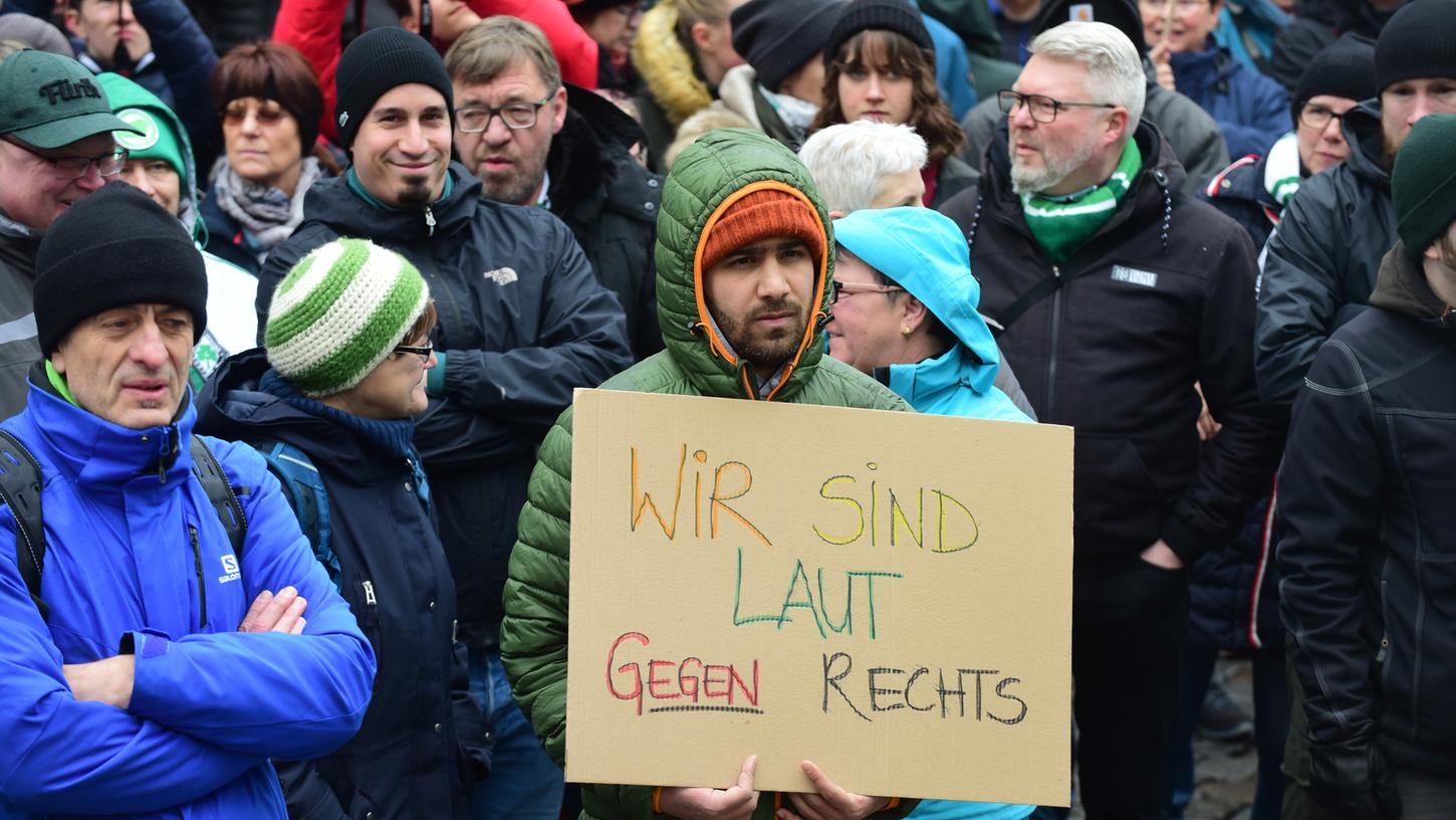 Unter dem Motto "Keine Stimme der AfD" setzten am Samstag 1500 Menschen in Fürth ein Zeichen gegen Rechts. Unter dem Motto "Keine Stimme der AfD" setzten am Samstag 1500 Menschen in Fürth ein Zeichen gegen Rechts.