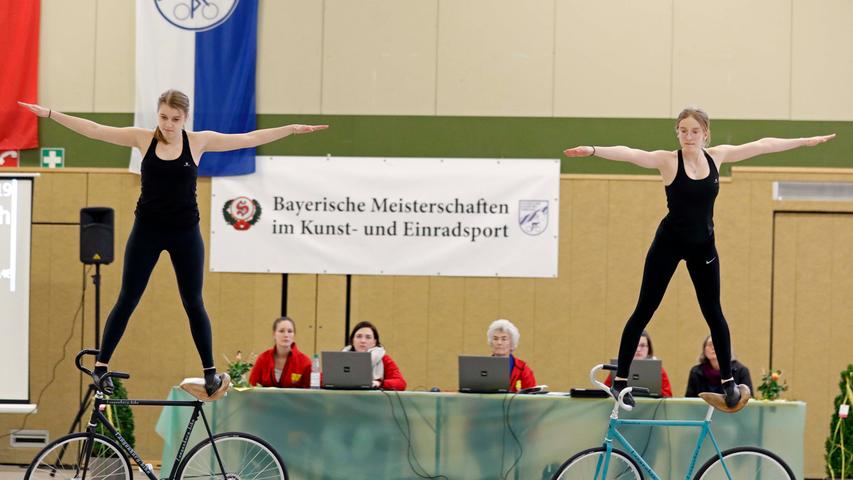 Akrobatik pur: Bayerische Meisterschaft im Kunstradfahren in Forchheim