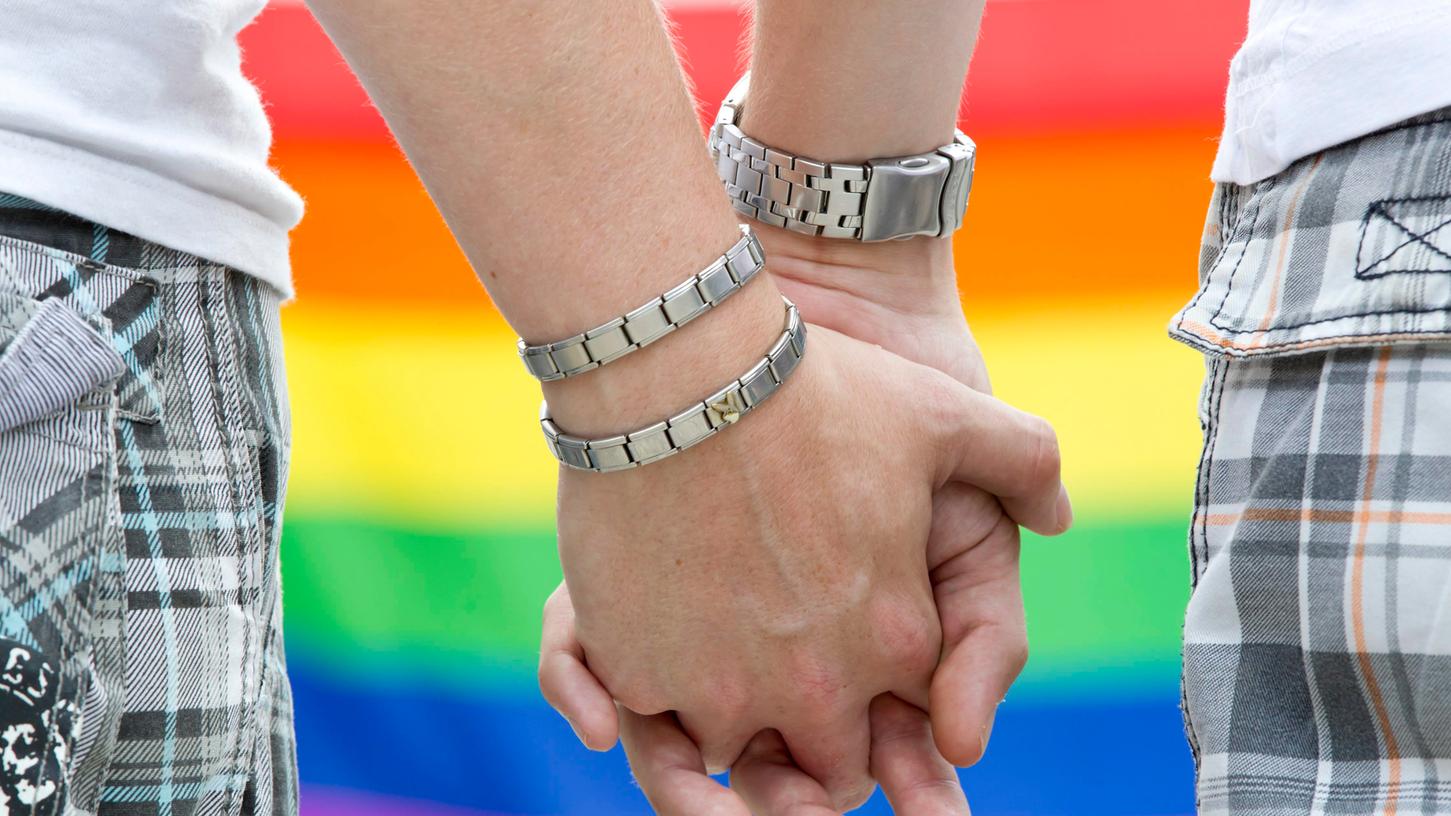 Viele homo- und bisexuelle Menschen werden von ihren Kollegen am Arbeitsplatz diskriminiert.
Viele homo- und bisexuelle Menschen werden von ihren Kollegen am Arbeitsplatz diskriminiert.