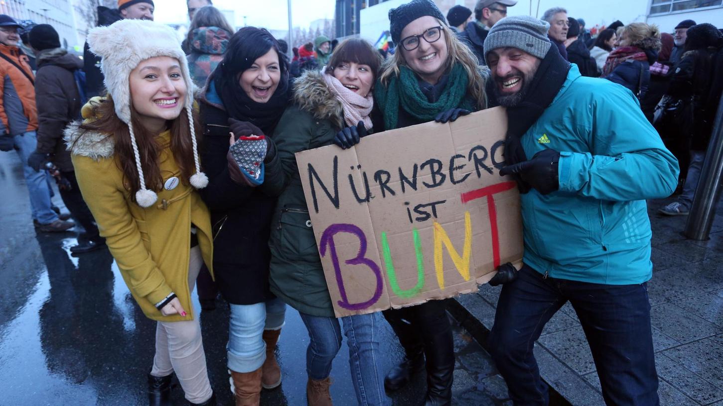 "Nürnberg ist Bunt": Das finden nicht nur diese Teilnehmer einer Kundgebung gegen rechts, sondern auch viele Migranten, die sich auch nach Anschlägen wie in Hanau in dieser Stadt weiterhin sicher und wohl fühlen.