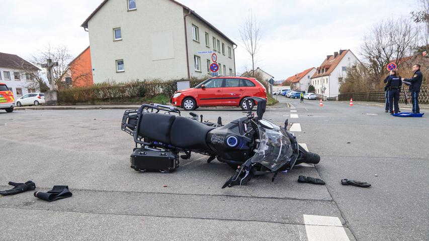 Biker und Sozia übersehen: Schwerer Motorradunfall in Bad Staffelstein
