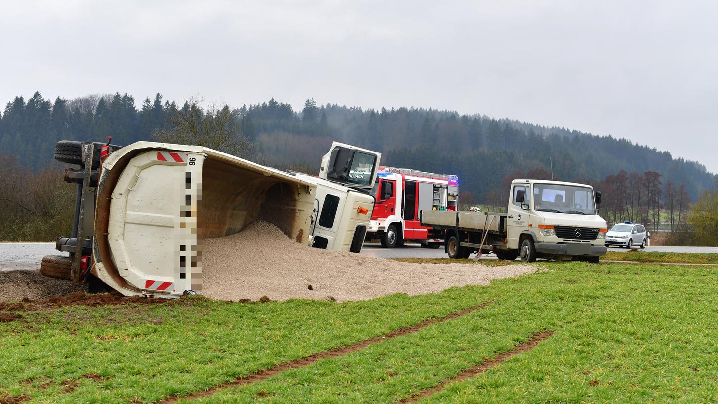Der mit Schotter beladene Lkw kam von der Fahrbahn ab und kippte in den Straßengraben. Der mit Schotter beladene Lkw kam von der Fahrbahn ab und kippte in den Straßengraben.