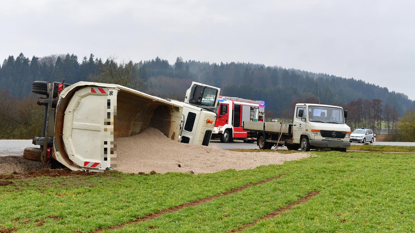 Der mit Schotter beladene Lkw kam von der Fahrbahn  ab und kippte in den Straßengraben.