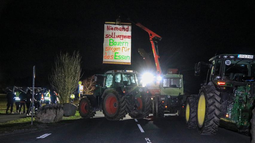 Landwirte blockieren das Aldi-Zentrallager Adelsdorf