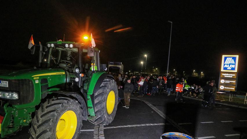Landwirte blockieren das Aldi-Zentrallager Adelsdorf