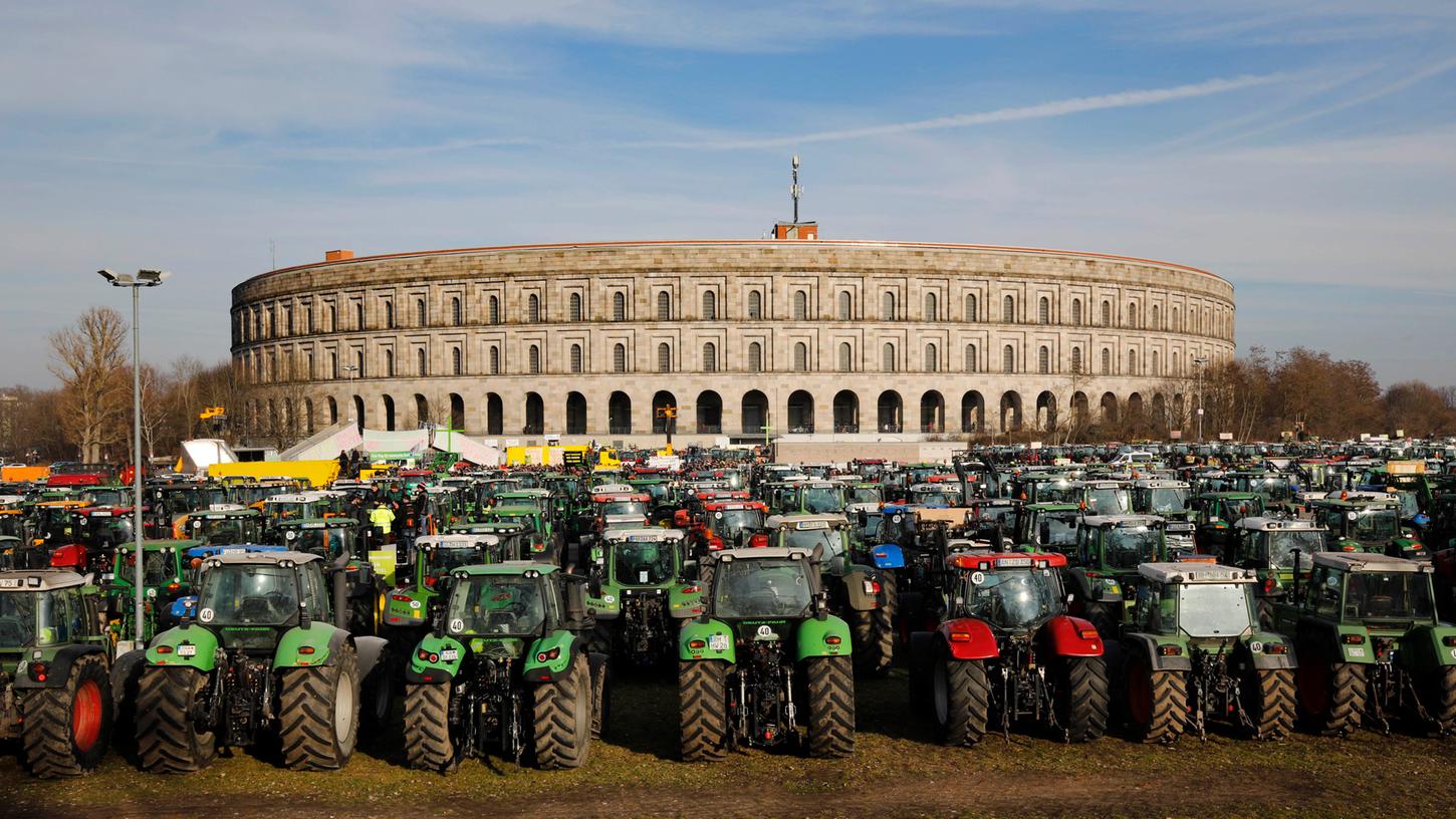 Bayerns Bauern machen seit Monaten mobil. Im Januar zum Beispiel rollten rund 5000 Traktoren durch Nürnberg, etwa die Hälfte davon parkte dann bei der zentralen Kundgebung vor der Kongresshalle.