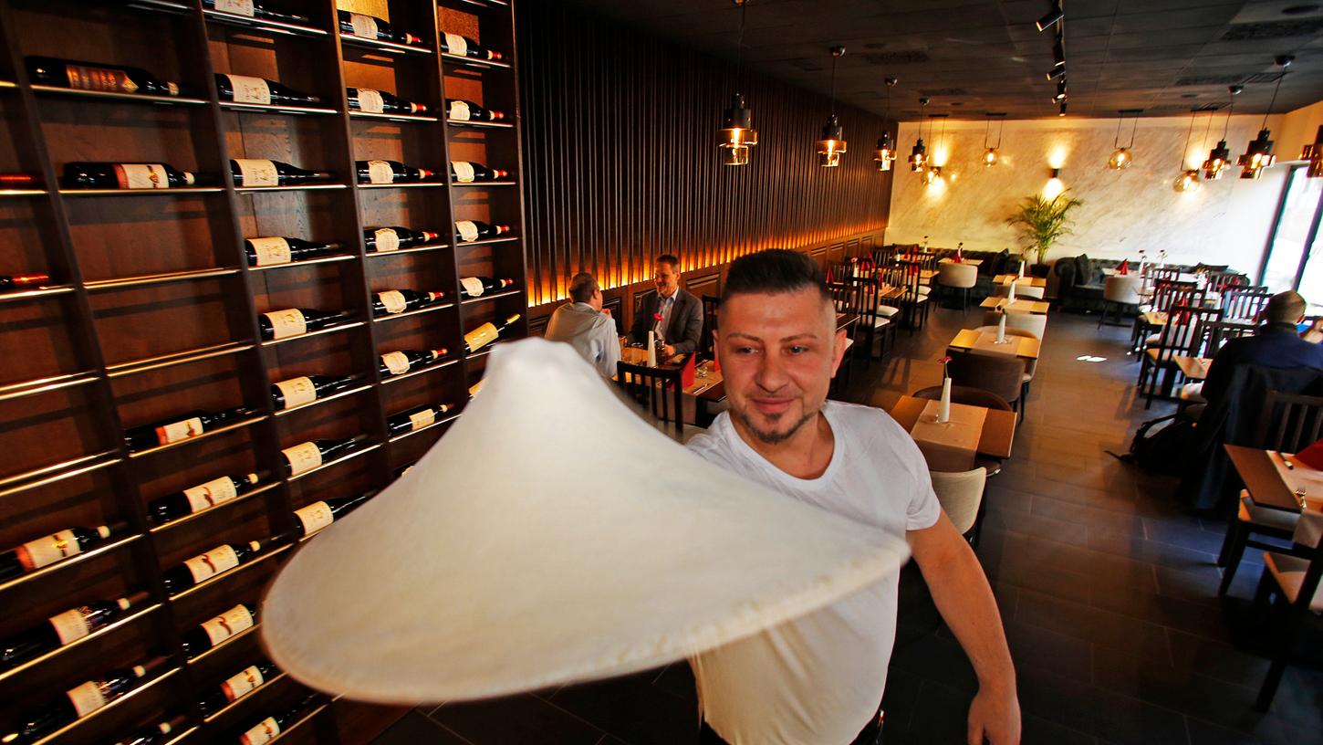 Pizzabäcker Baci Lumy in seinem neuen Lokal.
Pizzabäcker Baci Lumy in seinem neuen Lokal.
