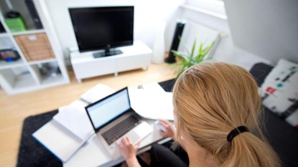 Können arbeitende Eltern einfach daheimbleiben? Nein. Arbeitsministerin Carolina Trautner (CSU) appellierte an die Arbeitgeber. Arbeitszeiten flexibel zu gestaklten, Homeoffice zu ermöglichen oder Urlaub zu gewähren. Aber ein Anspruch darauf besteht nicht, wie Arbeitsrechtler erklären.