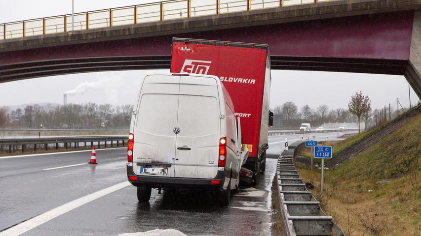 A73: Kleintransporter fährt ungebremst auf Lkw auf