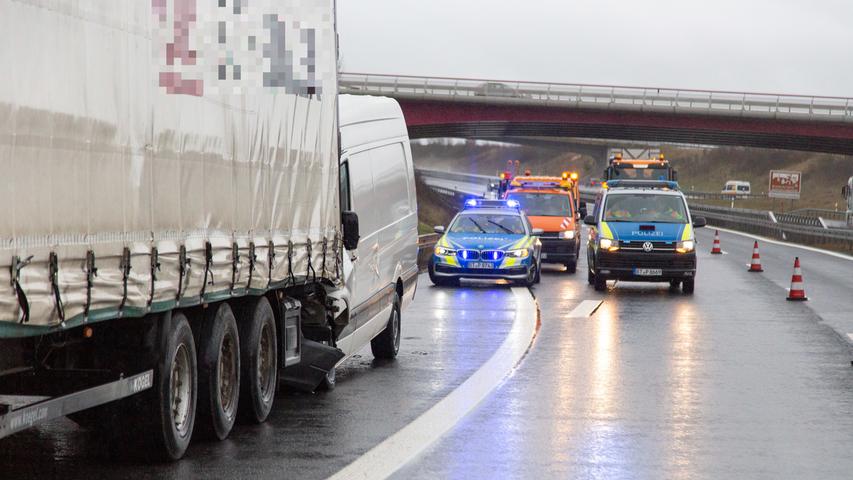 A73: Kleintransporter fährt ungebremst auf Lkw auf
