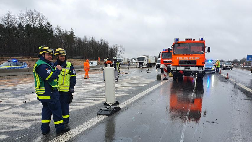 Laster kippt am Autobahnkreuz-Süd um: A73 ist komplett gesperrt