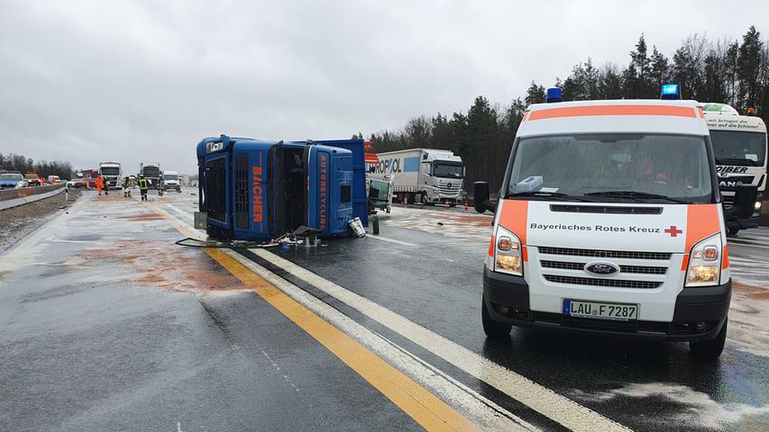 Laster kippt am Autobahnkreuz-Süd um: A73 ist komplett gesperrt