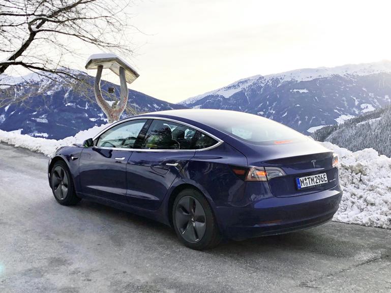 Model 3: Dank Allradantrieb auch für solche "Bergtouren" gerüstet.