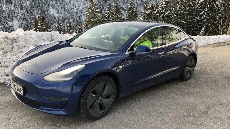 Tesla Model 3 AWD Long Range: Kommt selbst bei winterlichen Temperaturen mit einer Akkuladung knapp 500 km weit.