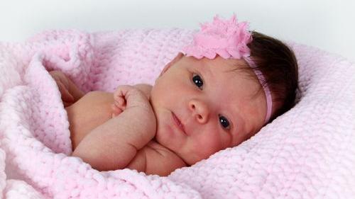 Die kleine Fiona ist am 26. Februar 2020 im St. Theresien-Krankenhaus auf die Welt gekommen. Sie maß ganze 55 Zentimeter und wog stolze 3830 Gramm.