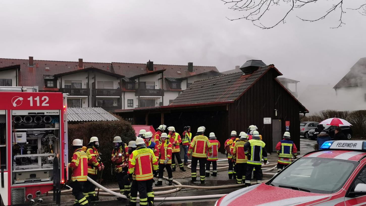 Neumarkter Feuerwehr löscht  Autos in Tiefgarage