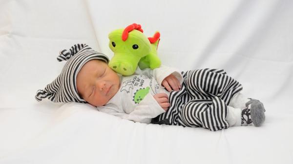 Der kleine Luke wurde am 08. März im Klinikum Nürnberg Süd geboren. Er misst 51 Zentimeter und ist ganze 3050 Gramm schwer.