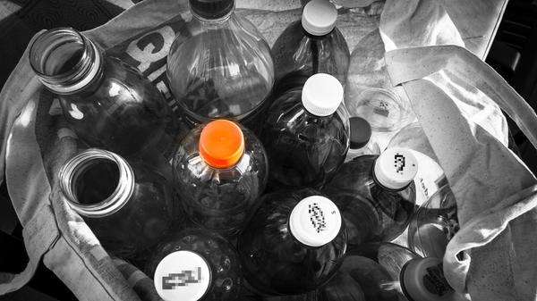 Im Haus stapeln sich die Glas- und Plastikflaschen. Es rentiert sich, sie zusammenzusuchen und beim nächsten Einkauf zur Leergutannahmestelle zu bringen. Ein paar Groschen fallen dabei immer ab. Und wenn man schon unterwegs ist, kann auch direkt das Glas entsorgt werden.