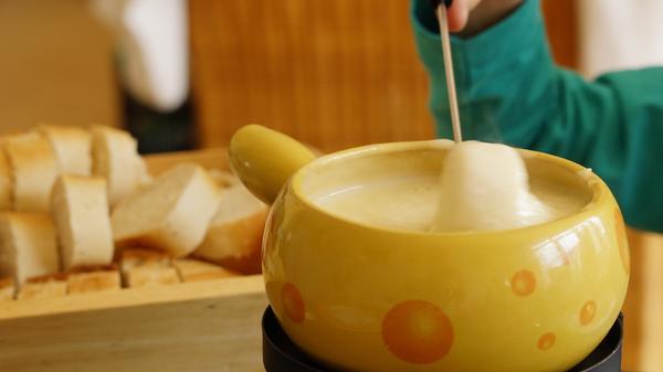 Egal ob mit Käse, mit Öl oder Schokolade: Ein Fondue bedarf ein wenig Vorbereitungszeit. Deshalb bietet sich die zusätzlich gewonnene Zeit gut dazu an, ein wenig zuhause zu schnippeln und zu schmelzen. Das Gute daran ist, dass jeder sein Fondue ganz an seine Ernährung anpassen kann.