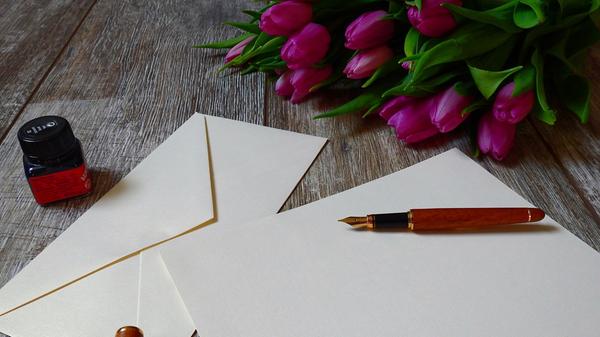 Das ist eine sehr aus der Mode gekommene Form der Kontaktaufnahme. Handschriftlich verfasste Zeilen zeugen aber von Mühe und Aufmerksam - und machen demnach oft viel mehr Freude als eine digitale Nachricht.