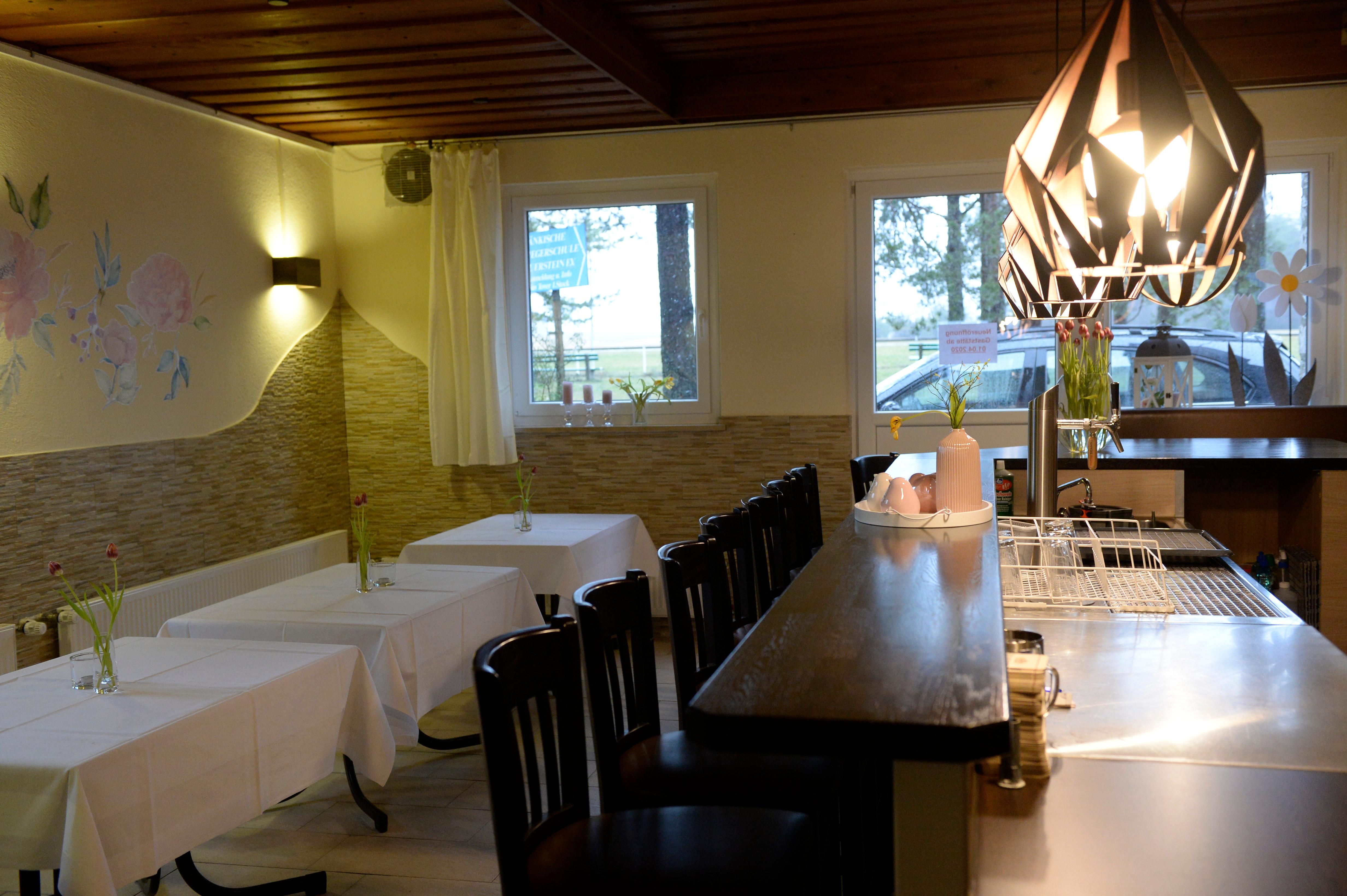 Warme Sommerluft lässt die Blätter tanzen, der letzte Segelflieger ist im Landeanflug, italienische Klassiker erklingen. Bei einem Glas Wein lässt es sich in die Weite blicken und vom nächsten Urlaub träumen. Italien ist bald nicht mehr weit weg. Mediterraner Flair zieht ab dem 1. April - kein Aprilscherz - auf dem Feuerstein ein.