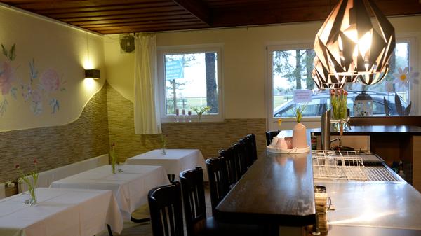 Warme Sommerluft lässt die Blätter tanzen, der letzte Segelflieger ist im Landeanflug, italienische Klassiker erklingen. Bei einem Glas Wein lässt es sich in die Weite blicken und vom nächsten Urlaub träumen. Italien ist bald nicht mehr weit weg. Mediterraner Flair zieht ab dem 1. April - kein Aprilscherz - auf dem Feuerstein ein.