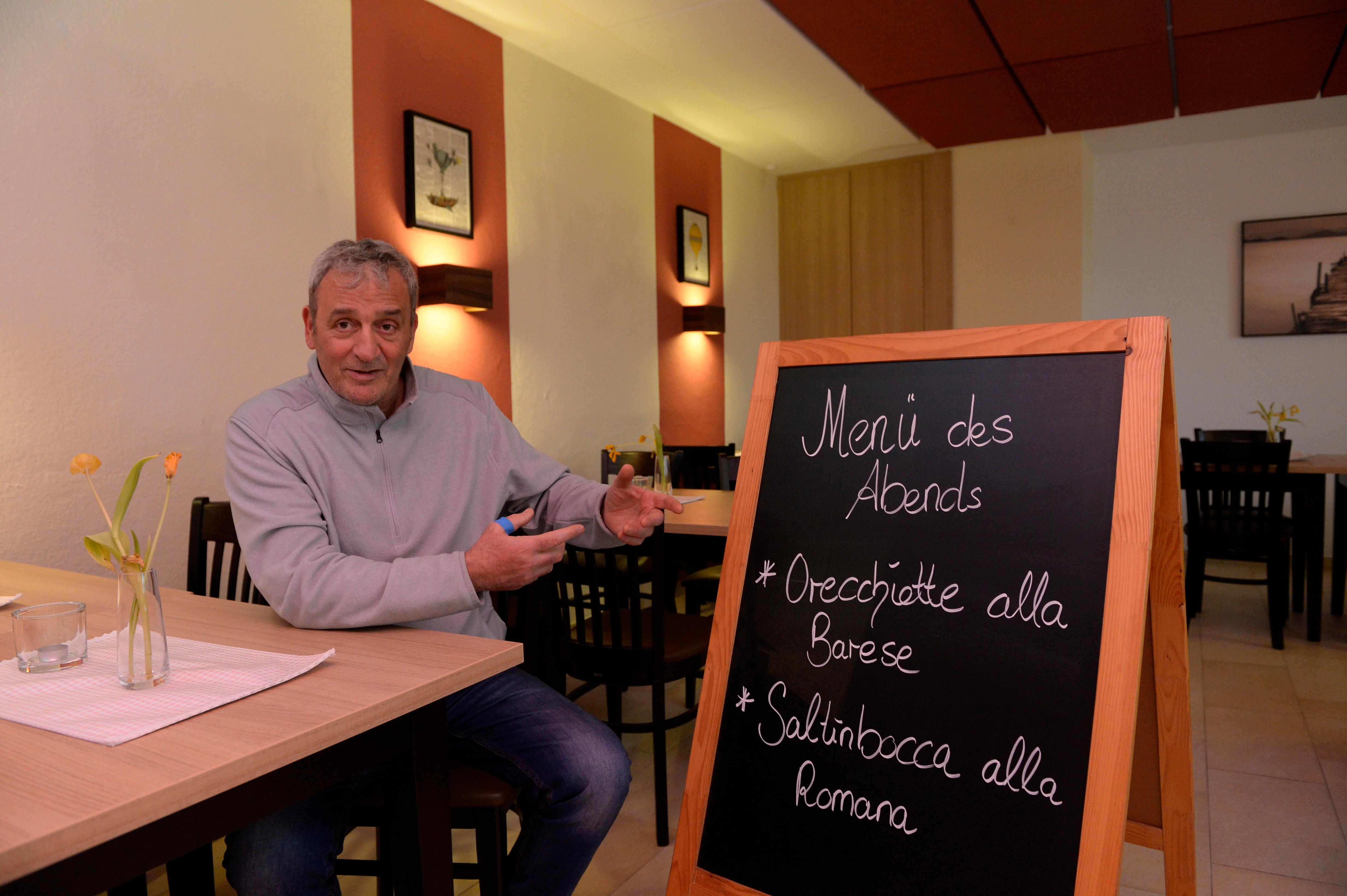 Maurizio Lodeserto eröffnet eine Gaststätte auf dem Gelände der Fliegerschule Feuerstein. ..