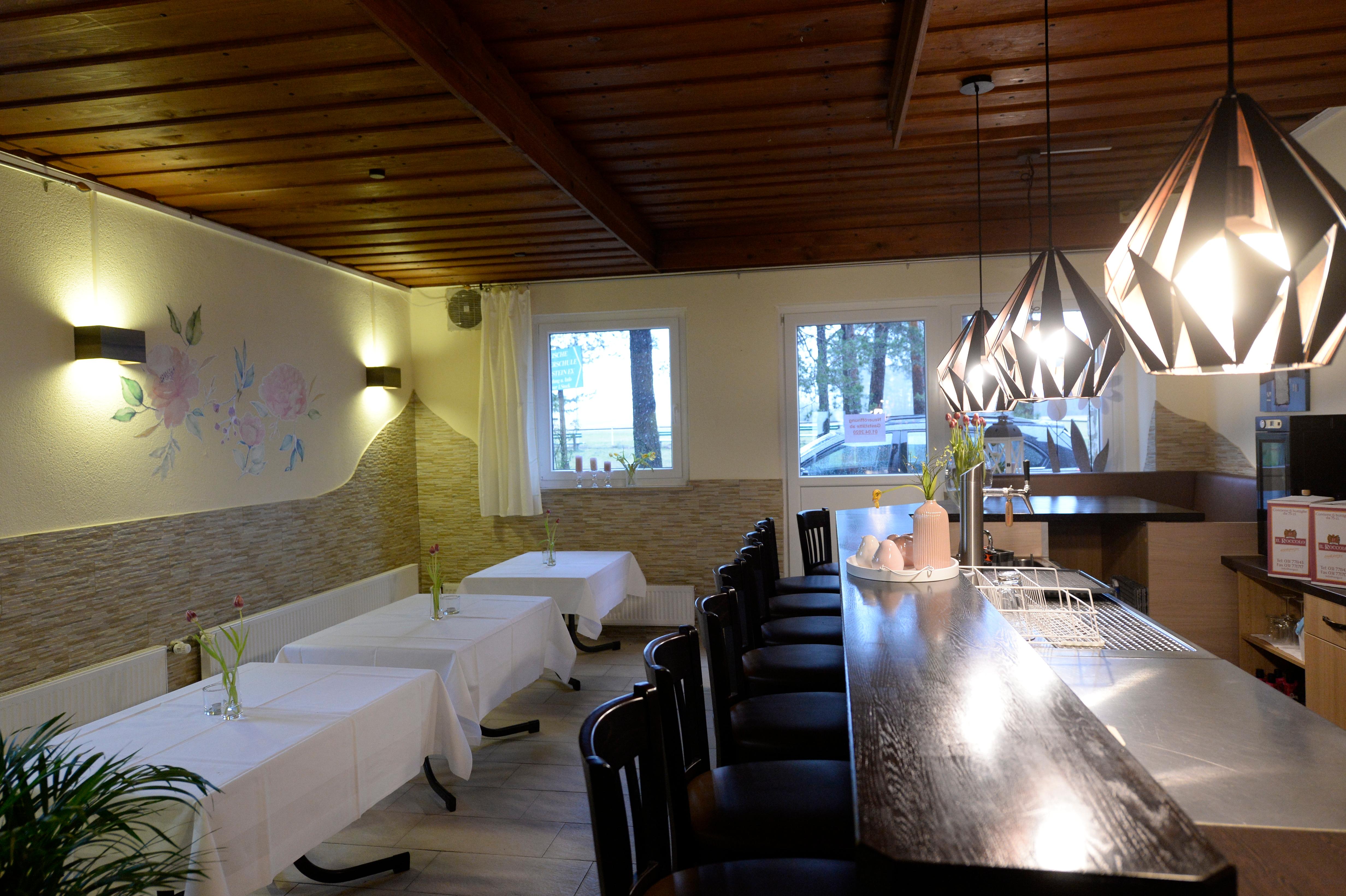 Ähnliches soll sich auch auf der Speisekarte wiederfinden. "Als gebürtiger Italiener bin ich ein guter Kenner der Küche", sagt und lacht er. Für das Mittagsgeschäft setzt er auch auf Gerichte für den kleinen Hunger. Dazu zählt auch die Currywurst. Hinzu kommen Tagesgerichte, bei denen Maurizio Lodeserto nicht nur einen Ausflug nach Italien unternimmt, sondern heimisch bleibt.