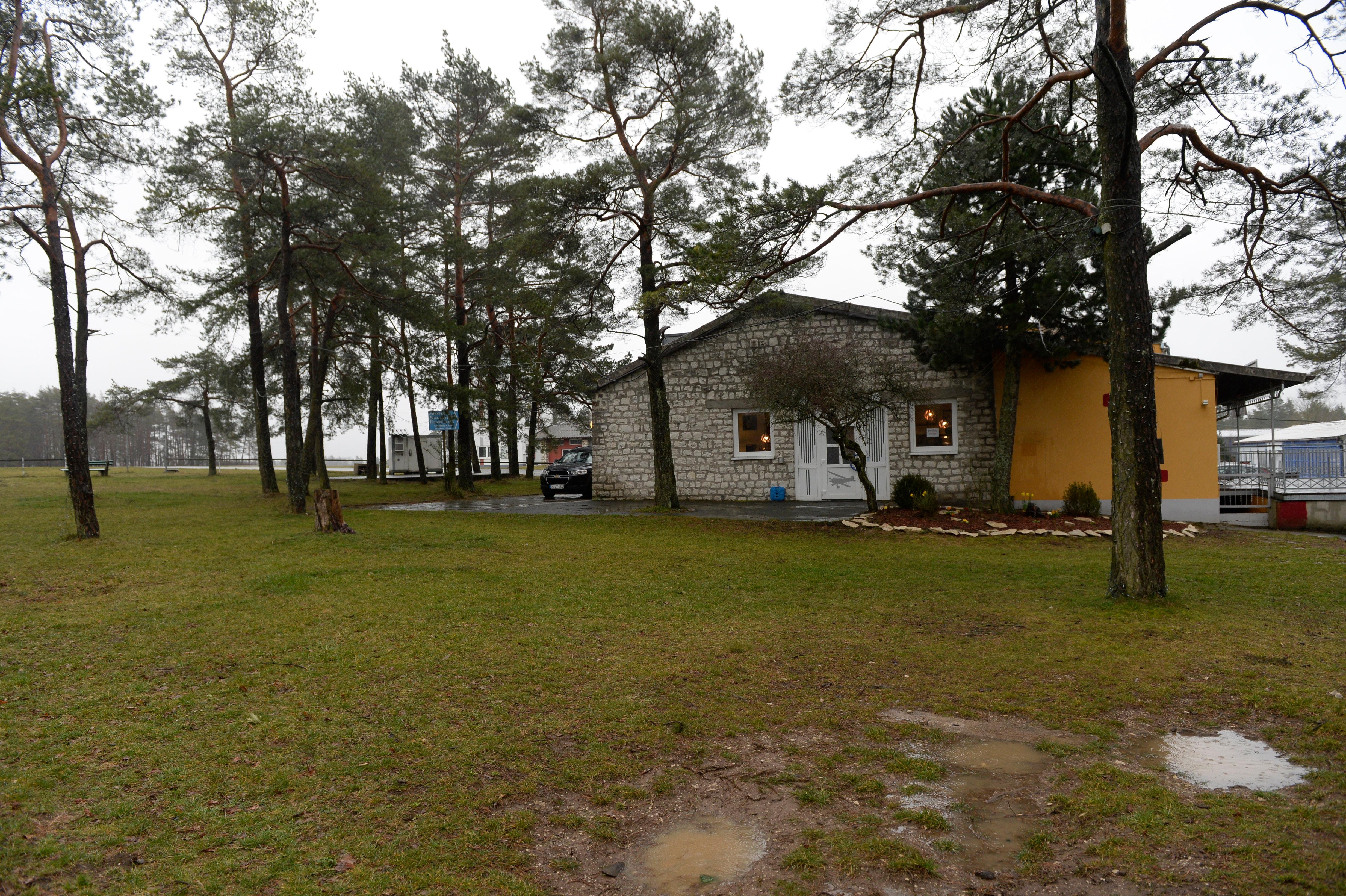 Dem Gaumen schmeicheln will Lodeserto mit fränkischem Bier. Zu trinken gibt es Krug Bräu aus Breitenlesau. Die italienische Küche begleitet eine Weinkarte. Auch die startet erst einmal klein. "Wir wollen sehen, wie unser Angebot angenommen wird." Ein Weißwein, der im Geschmack dem Primitivo ähneln soll, und zwei Rotweine hat sich der 56-Jährige ausgesucht. Bei einem Roten setzt er auf den Überraschungseffekt. "Es wird einen unbekannten aber sehr guten Schokoladen-Rotwein geben, der im Abgang einen leicht schokoladigen Geschmack hinterlässt", sagt er.