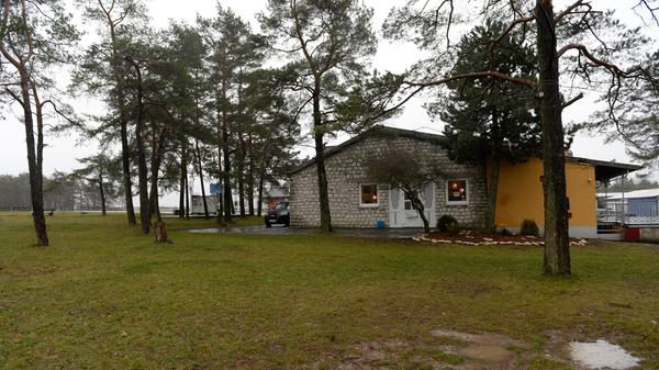 Dem Gaumen schmeicheln will Lodeserto mit fränkischem Bier. Zu trinken gibt es Krug Bräu aus Breitenlesau. Die italienische Küche begleitet eine Weinkarte. Auch die startet erst einmal klein. "Wir wollen sehen, wie unser Angebot angenommen wird." Ein Weißwein, der im Geschmack dem Primitivo ähneln soll, und zwei Rotweine hat sich der 56-Jährige ausgesucht. Bei einem Roten setzt er auf den Überraschungseffekt. "Es wird einen unbekannten aber sehr guten Schokoladen-Rotwein geben, der im Abgang einen leicht schokoladigen Geschmack hinterlässt", sagt er.