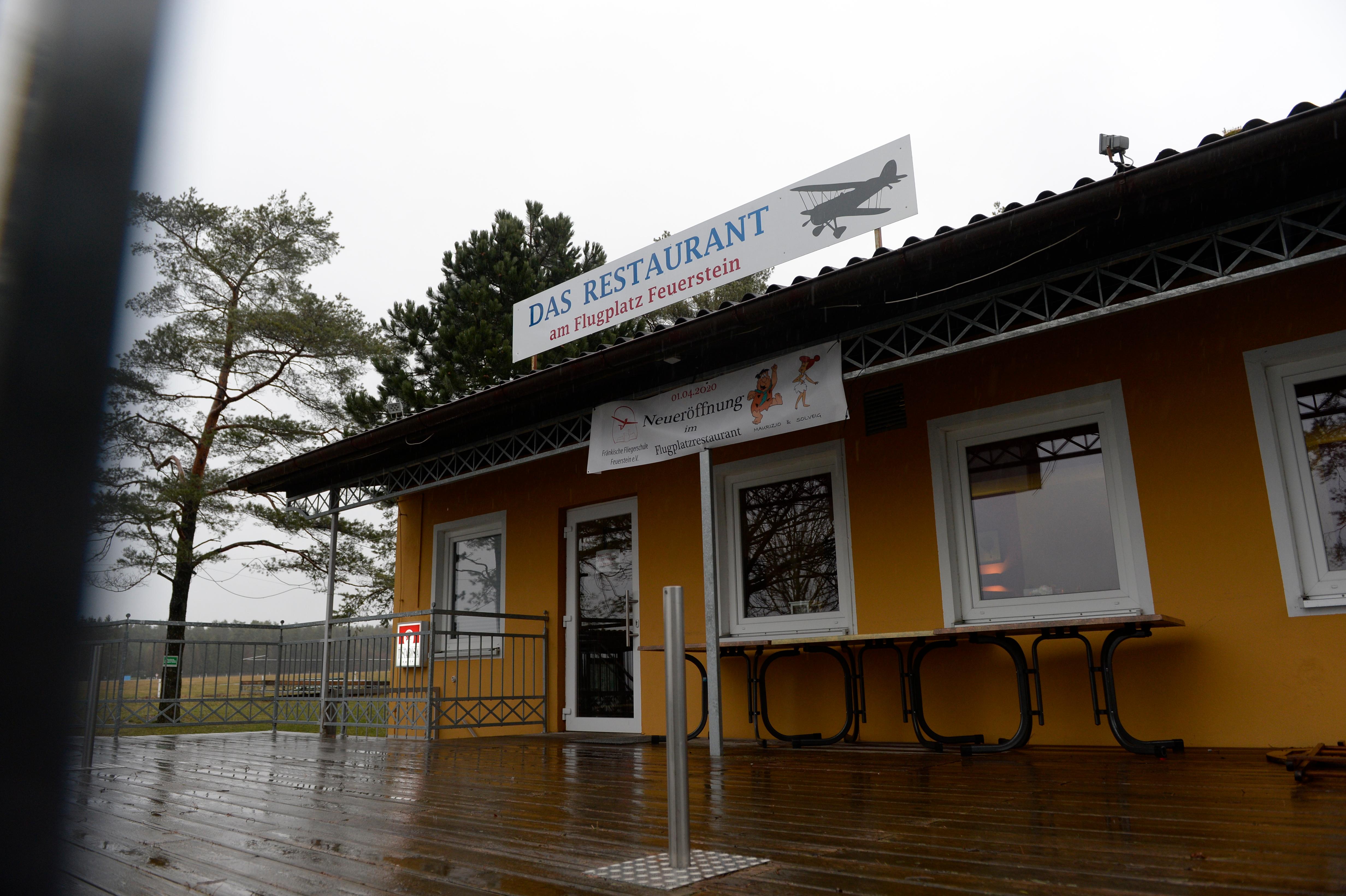 Der 56-Jährige Nürnberger blickt auf Jahrzehnte als Koch zurück. Vor 15 Jahren habe er sich gastronomisch auf Kantinen konzentriert und sei für bis zu vier Einrichtungen gleichzeitig als Chefkoch verantwortlich gewesen. "Doch dort konnte ich mich nicht so entfalten, wie ich möchte. Ich habe Lust und Kraft, etwas neues zu machen." Auf dem Feuerstein zu arbeiten, ist für ihn, wie in Baby großzuziehen. "In der Natur zu arbeiten, ist inspirierend." Unterstützung im Service hat er am Wochenende von seiner Tochter, die in Gasseldorf lebt, und von einem befreundeten Koch. Bis auf den Ruhetag am Montag hat die Gaststätte täglich von 11 bis 22 Uhr geöffnet. Wobei das Ende Verhandlungsbasis ist. "Wenn der Abend schön ist und die Gäste den Sonnenuntergang bei einem Glas Wein genießen wollen, lassen wir länger offen." Fehlt nur noch italienische Musik fürs Flair. Aber die soll ja kommen, vielleicht. Das hängt vom Zuspruch der Gäste ab und vom deutschen Sommerwetter.