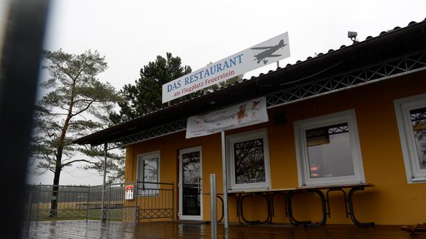 Der 56-Jährige Nürnberger blickt auf Jahrzehnte als Koch zurück. Vor 15 Jahren habe er sich gastronomisch auf Kantinen konzentriert und sei für bis zu vier Einrichtungen gleichzeitig als Chefkoch verantwortlich gewesen. "Doch dort konnte ich mich nicht so entfalten, wie ich möchte. Ich habe Lust und Kraft, etwas neues zu machen." Auf dem Feuerstein zu arbeiten, ist für ihn, wie in Baby großzuziehen. "In der Natur zu arbeiten, ist inspirierend." Unterstützung im Service hat er am Wochenende von seiner Tochter, die in Gasseldorf lebt, und von einem befreundeten Koch. Bis auf den Ruhetag am Montag hat die Gaststätte täglich von 11 bis 22 Uhr geöffnet. Wobei das Ende Verhandlungsbasis ist. "Wenn der Abend schön ist und die Gäste den Sonnenuntergang bei einem Glas Wein genießen wollen, lassen wir länger offen." Fehlt nur noch italienische Musik fürs Flair. Aber die soll ja kommen, vielleicht. Das hängt vom Zuspruch der Gäste ab und vom deutschen Sommerwetter.