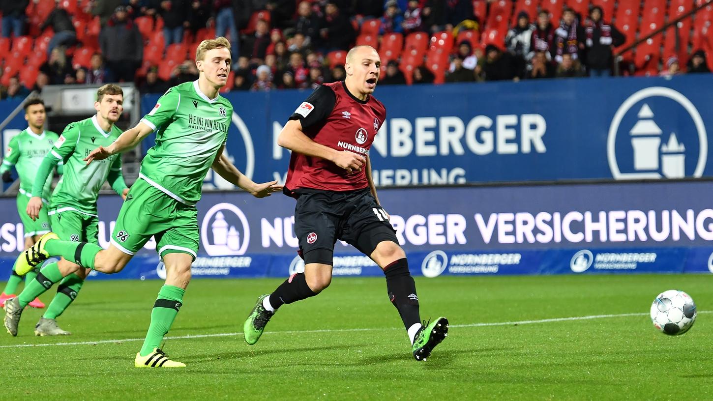 Einen Tag vor seiner Infizierung war Timo Hübers (links) noch gegen Michael Frey und den 1. FC Nürnberg aktiv.