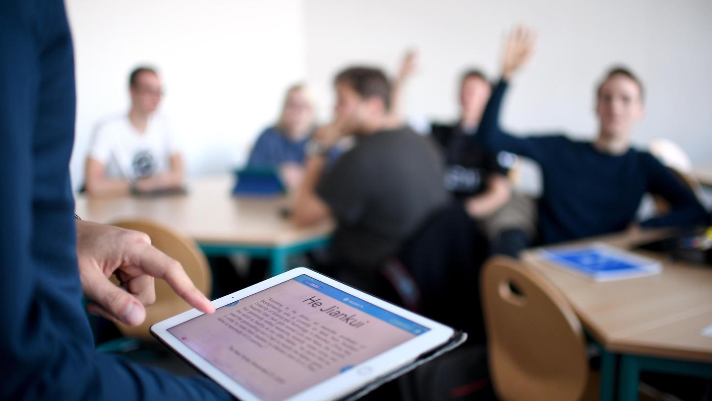 Das Lernen mit digitalen Medien ist längst Alltag. Beim Online-Gymnasium gibt es allerdings kein Klassenzimmer mehr, Schüler und Lehrer begegnen sich via Internet.