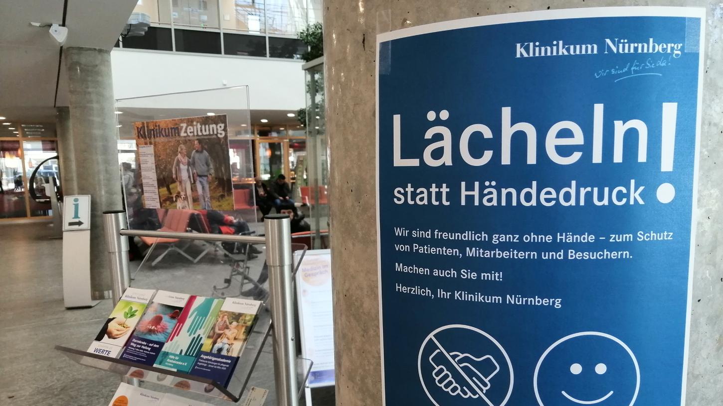 Am Nürnberger Klinikum werden Patienten und Gäste mit einem Lächeln begrüßt. Doch auch im Privatleben sollte man das Händeschütteln derzeit unterlassen.