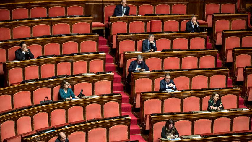Die italienischen Senatoren halten während der Sitzungen einen Sicherheitsabstand ein.