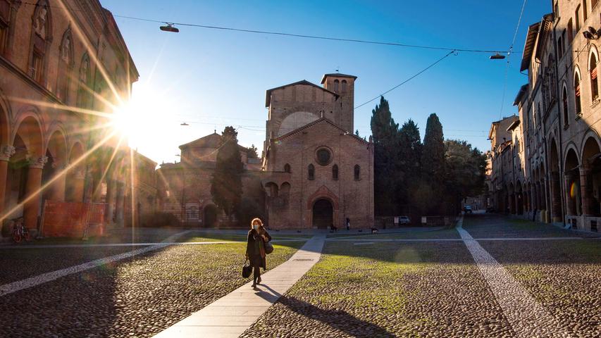 Trotz Sonnenscheins und strahlend blauen Himmels sind kaum Menschen an der Basilika Santo Stesfano zu sehen.
