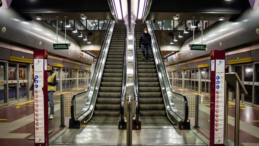 So leer sieht man die U-Bahn-Stationen der italienischen Metropole Mailand selten. Viele Menschen vermeiden die Öffentlichkeit wegen des Coronavirus.