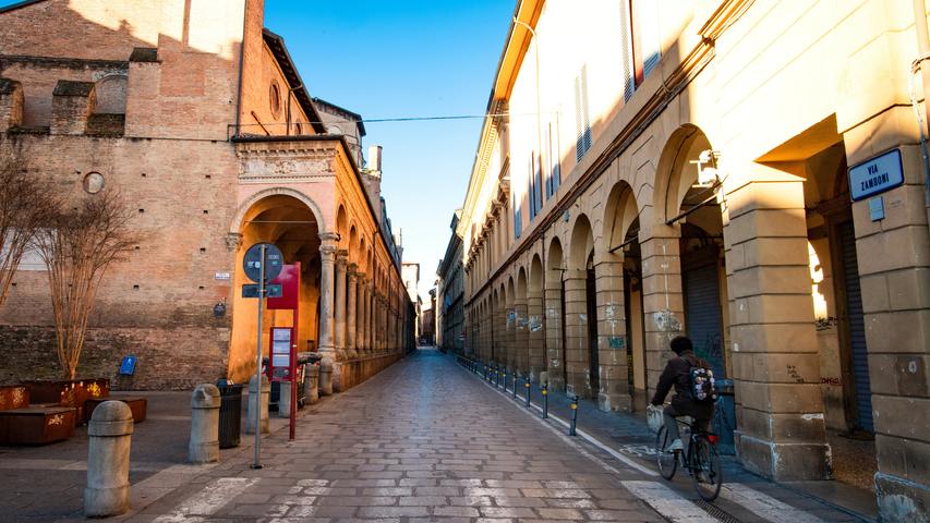 Die historische Straße Via Zamboni im Herzen Bolognas ist normalerweise voller Touristen. Doch die Einreiseverbote halten Urlauber fern.