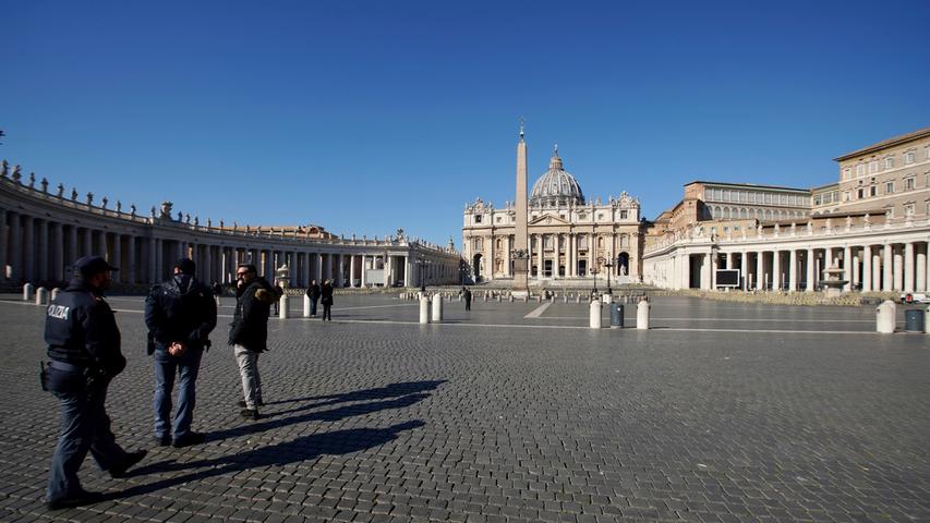 Der Vatikan hat zum Schutz vor der Coronavirus-Welle den beliebten Petersplatz am Montag für die Öffentlichkeit gesperrt.