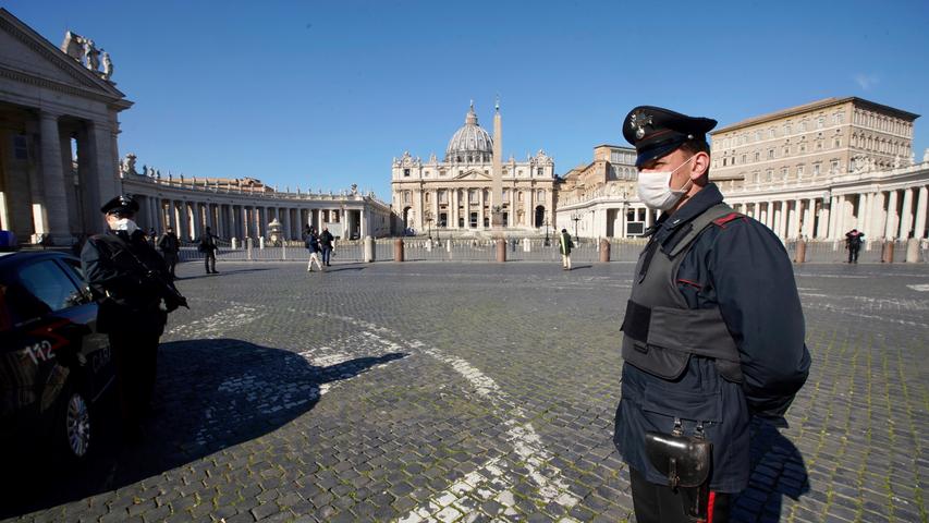 Die Carabinieri stehen am fast leeren Petersplatz Wache. Zu ihrer Uniform gehört nun aber auch ein Mundschutz.