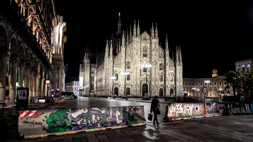 In der Nacht wirkt die leere Piazza Duomo in Mailand fast gespenstisch. Nur einige wenige Menschen verirren sich hierher.
