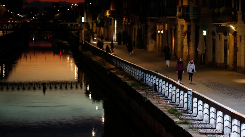Ein entspannter Abendspaziergang am Naviglio Grande in Mailand - Corona macht's möglich. Die Spaziergänger haben die Promenade fast für sich alleine.