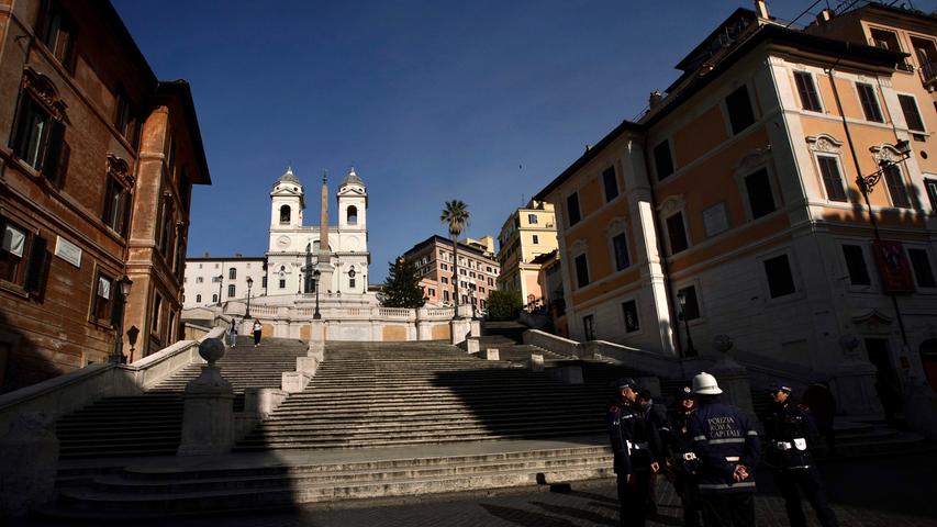 Die Polizei hat an der menschenleeren Spanischen Treppe in Rom derzeit verhältnismäßig wenig zu tun.
