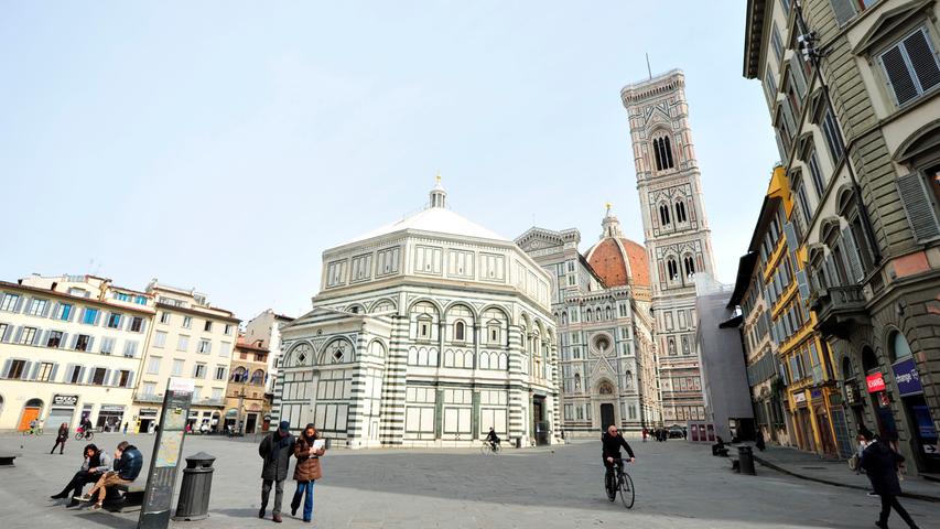 Auch am Dom in Florenz halten sich nur wenige Menschen auf. Das Coronavirus hat das öffentliche Leben in Italien stark eingeschränkt.