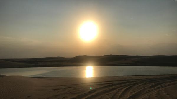 In den Wüstencamps kann man bei einem Barbecue den Sonnenuntergang genießen.