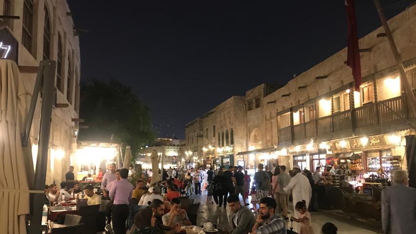 Am Rande des Souk Wakif, dem traditionellen Basar von Doha, treffen sich Einheimische und Touristen abends auf eine Wasserpfeife und Getränke - alkoholfreie natürlich.