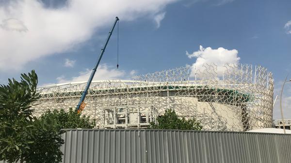 Doha ist eine Großbaustelle, im Zentrum stehen die vielen Stadienbaustellen. Die Zäune verdecken die Sicht auf die Bauarbeiter, die unter zum Teil unmenschlichen Bedingungen in der Hitze arbeiten.